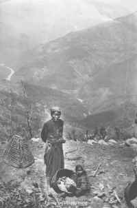 Familyonmoutainside Grey.jpg (85150 bytes)
