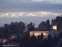 Kanchenjunga at evening light.jpg (66434 bytes)