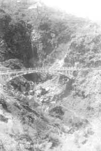 Victoria Bridge.jpg (53131 bytes)